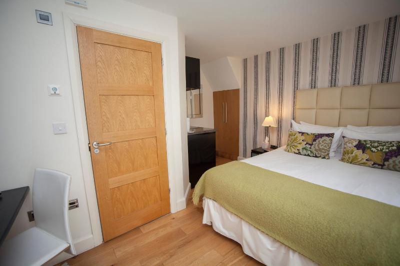 Standard King Room image 3