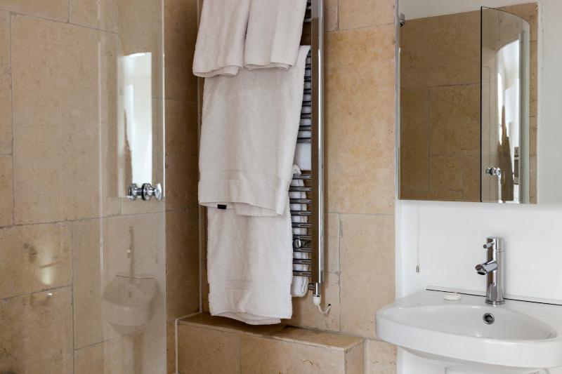 Standard King Room image 2