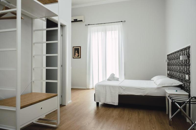 Deluxe Room image 3