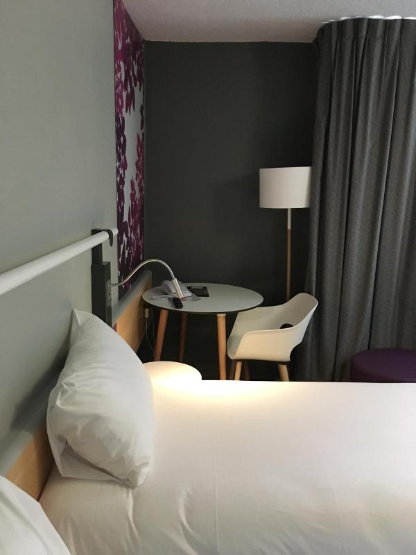 Standard Twin Room image 3