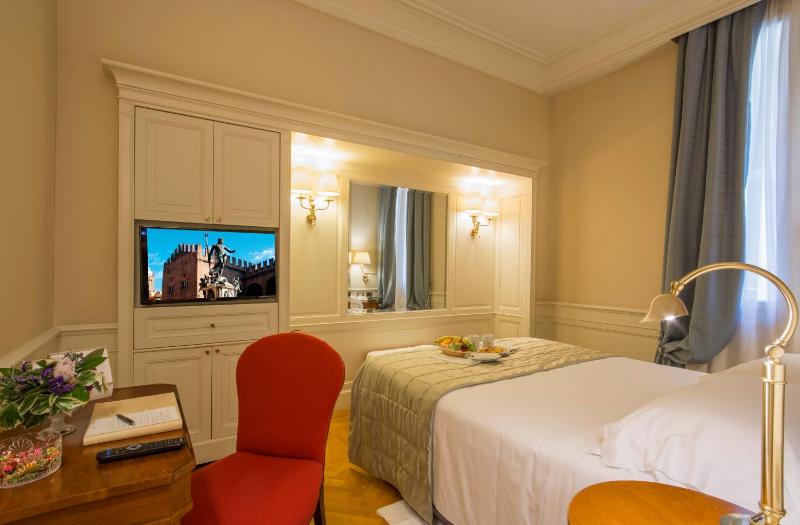 Double Room image 3
