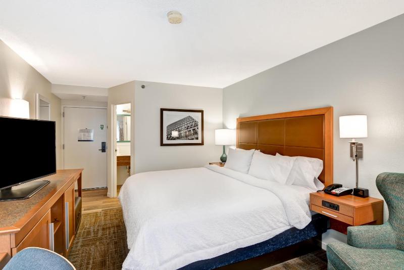 King Room with King Bed - Non-Smoking image 4