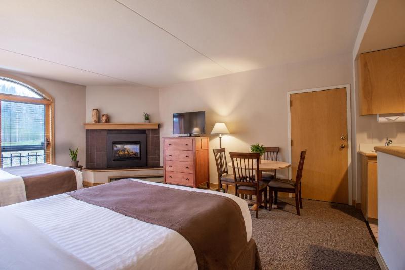 Queen Studio with Two Queen Beds image 3