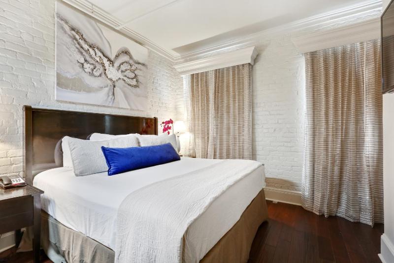 Standard King Room image 3