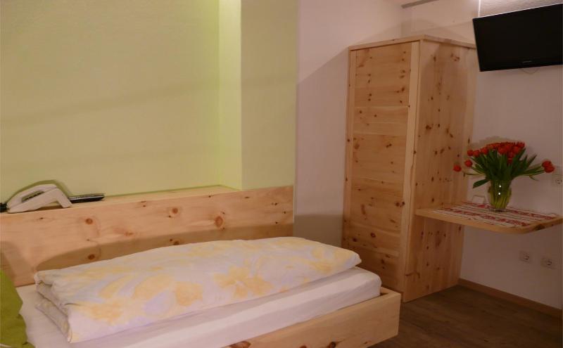 Budget Single Room image 3