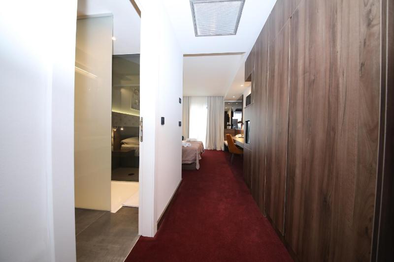 Double or Twin Room with Balcony image 4