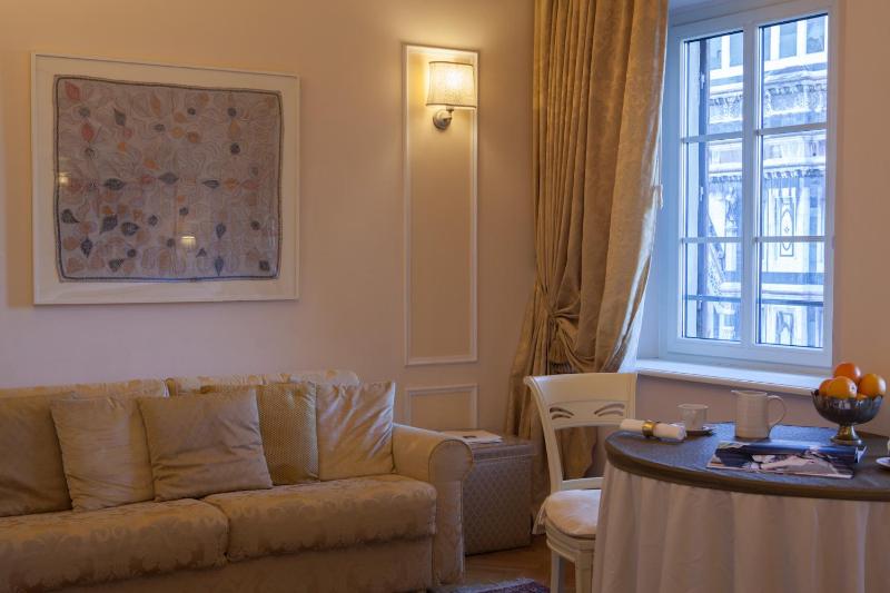 Deluxe Apartment with Duomo View image 4