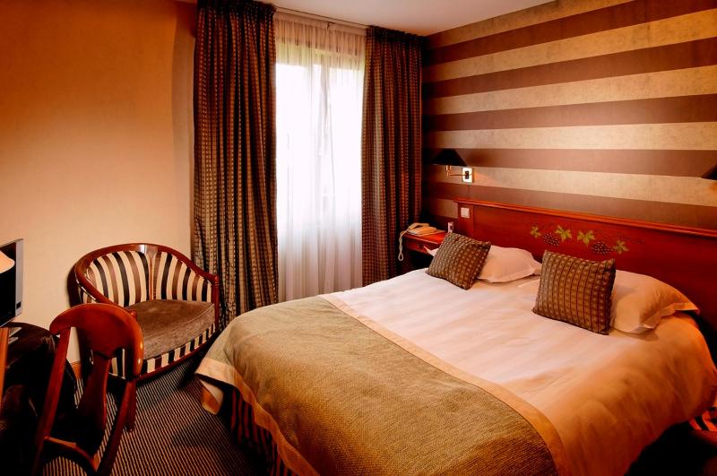 Classic Double Room image 3
