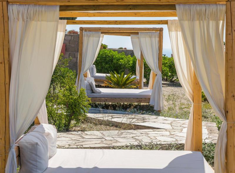 Deluxe Suite with Sea View image 3