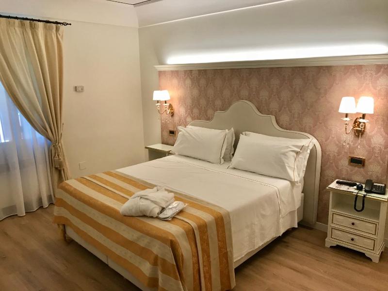 Classic Double or Twin Room image 3