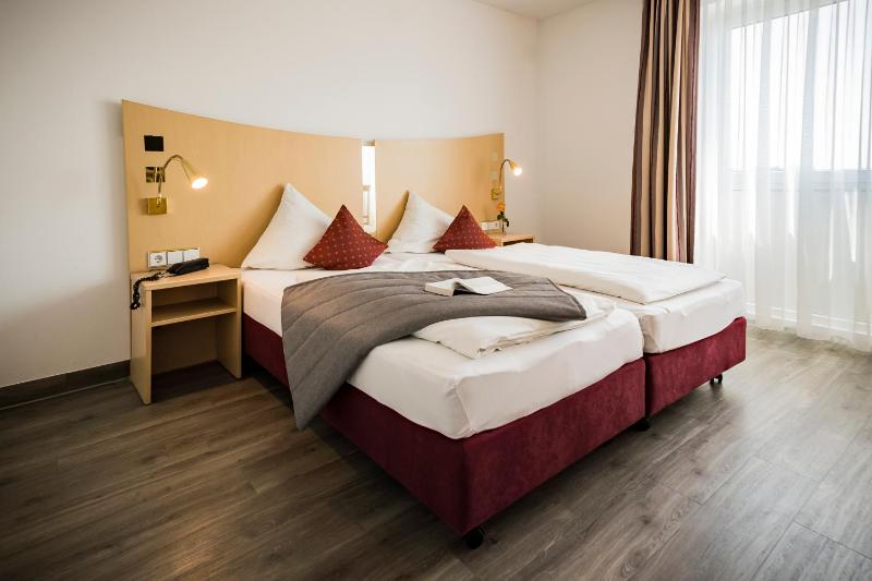 Double Room with Extra Bed image 1