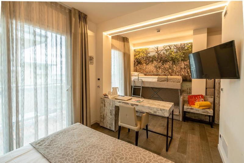 Junior Suite (4 Adults) image 4