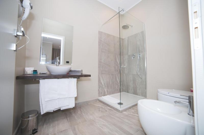 Quadruple Room image 2