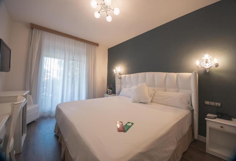 Double or Twin Room with Balcony image 4