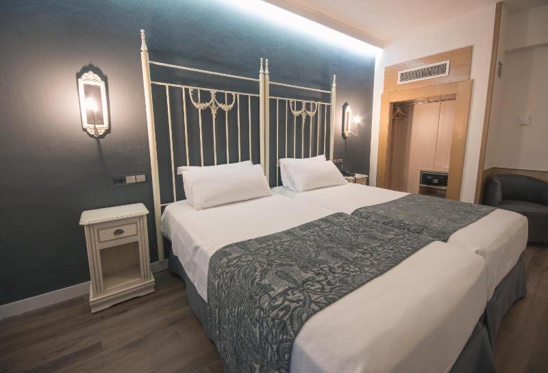 Double or Twin Room image 2