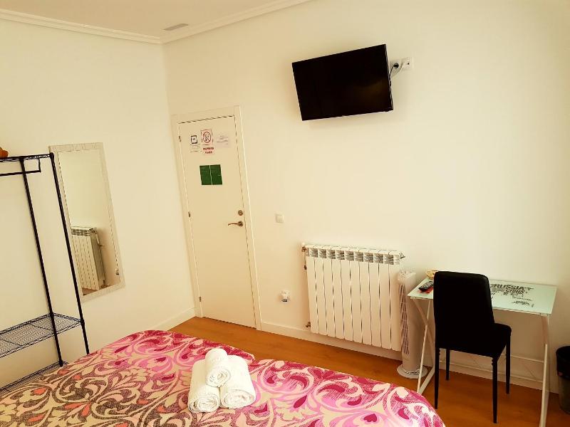 Twin Room with Shared Bathroom image 4