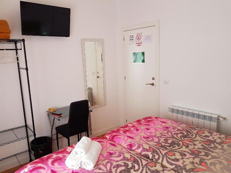 Twin Room with Shared Bathroom image 2