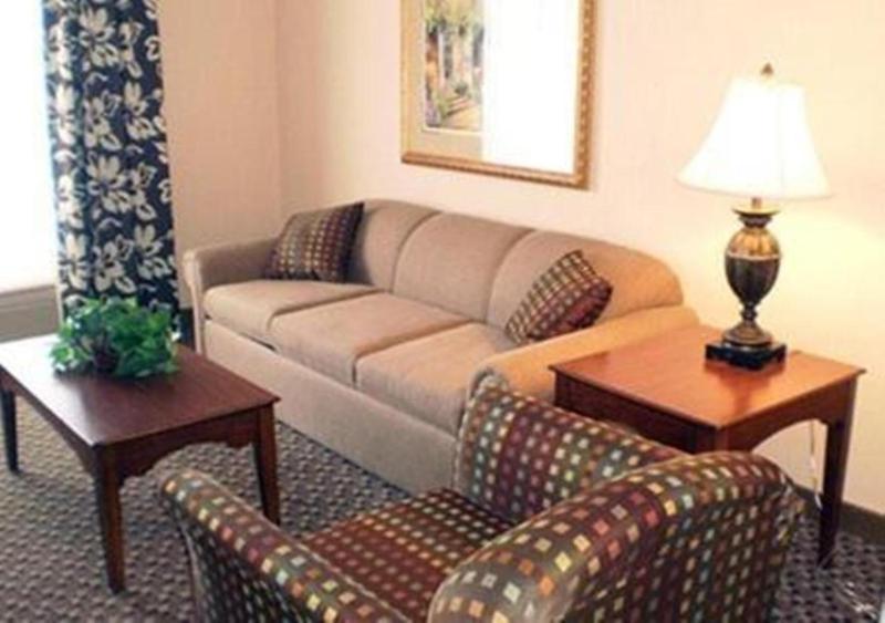 Queen Suite with Two Queen Beds - Non-Smoking image 3