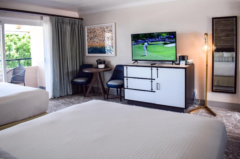 Queen Room with Two Queen Beds - Park Side image 3