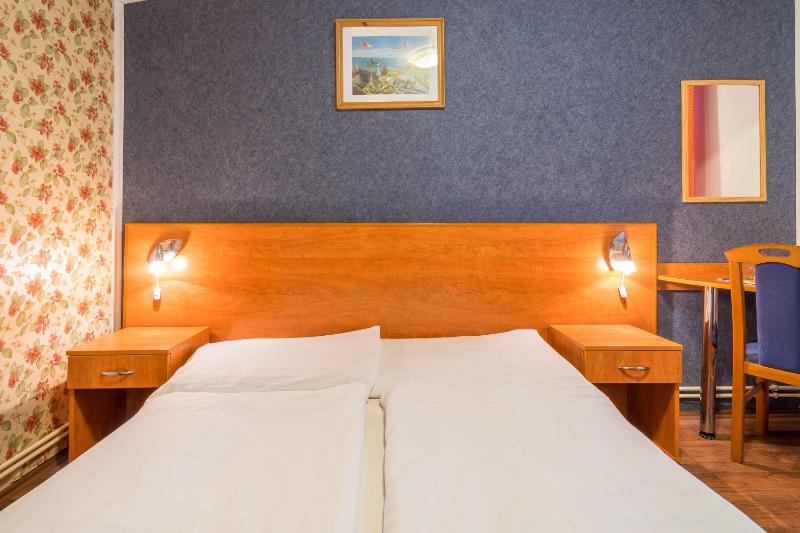 Economy Double Room image 4