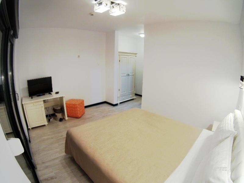 Double Room with Balcony image 4