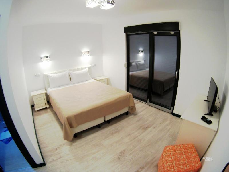 Double Room with Balcony image 3