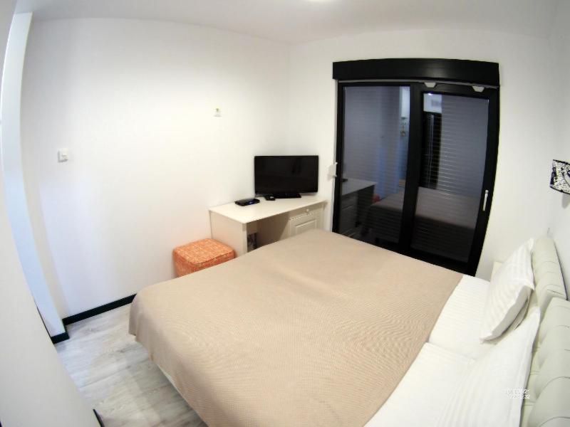 Twin Room with Balcony image 2
