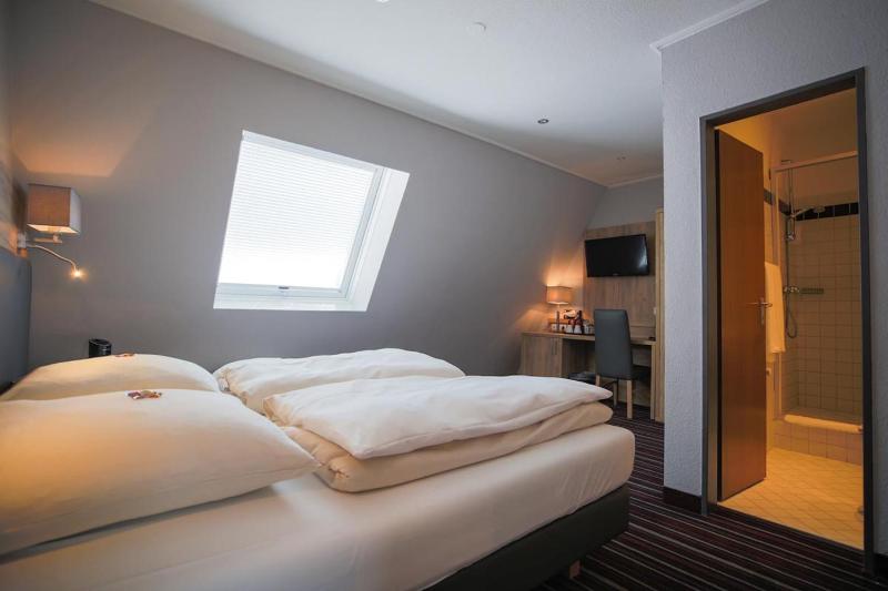 Double Room image 3