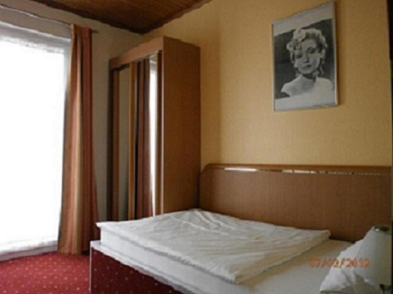 Single Room image 4