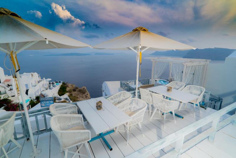 Two Bedroom Cave House with Outdoor Hot Tub and Caldera View image 3
