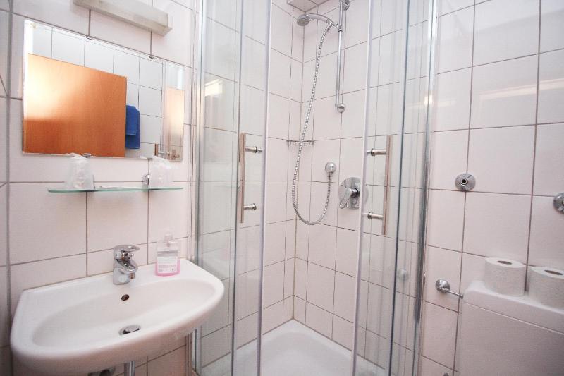 Twin Room Comfort with Shower image 1