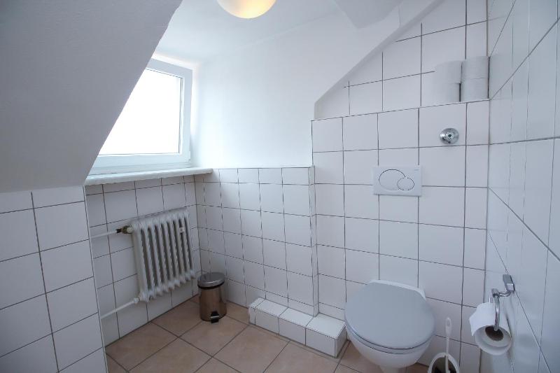 Single Room with Shared Bathroom image 2