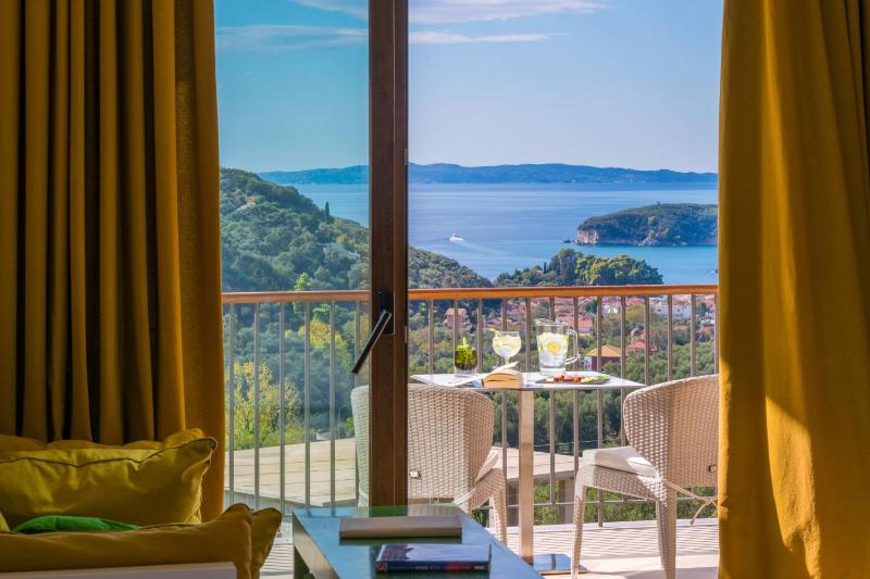 Deluxe Double Room with Sea View image 3