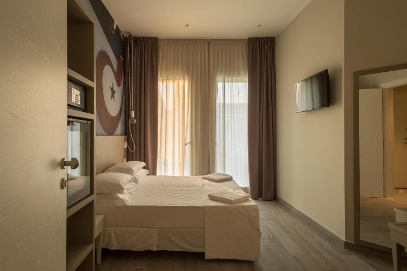 Double Room with Sea View image 3