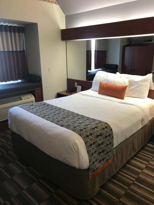 Queen Room - Non-Smoking/Pet Friendly image 3