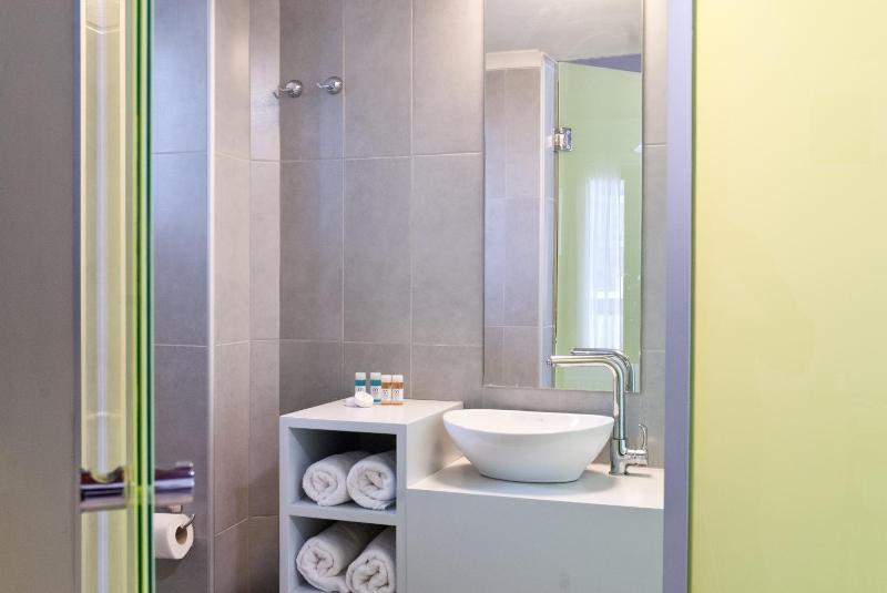 Studio with Partial Sea View image 3