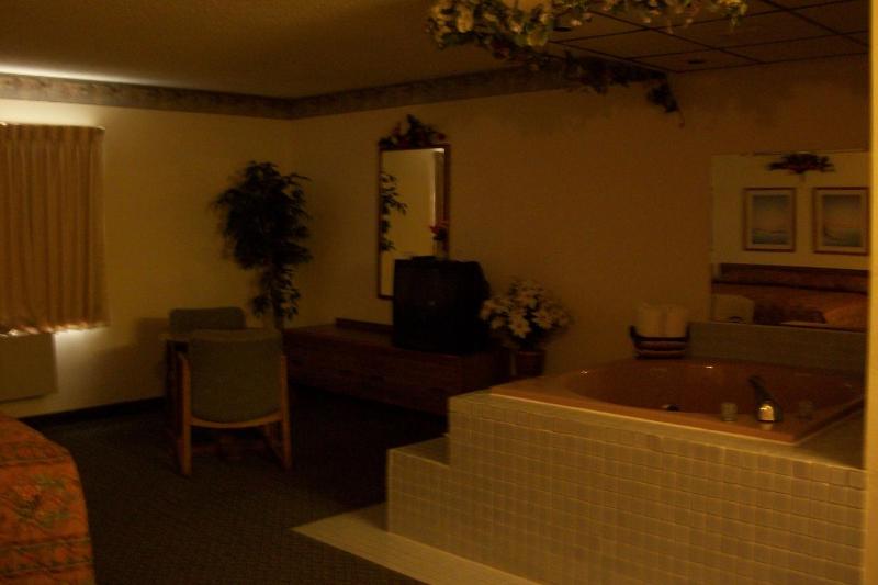 King Room with Hot Tub - Non-Smoking image 4