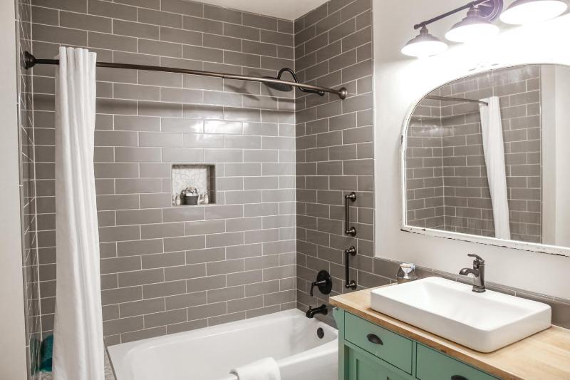 Luxury King Suite image 2