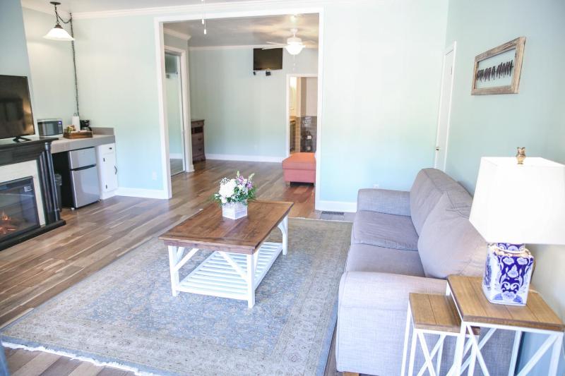Luxury King Suite image 3