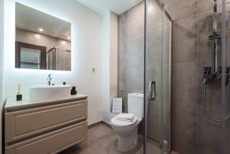 Deluxe Room (2 Adults + 1 Child) image 4