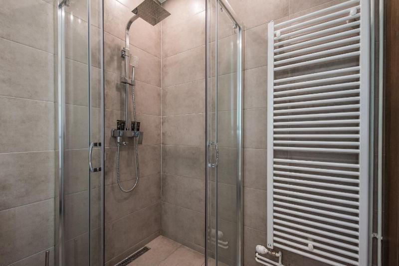 Deluxe Room (2 Adults + 1 Child) image 3
