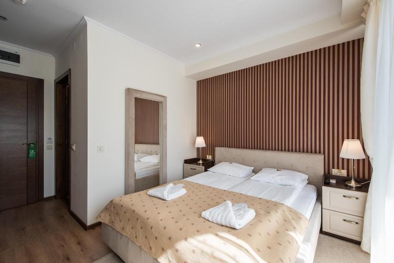 Double Room with Balcony image 4