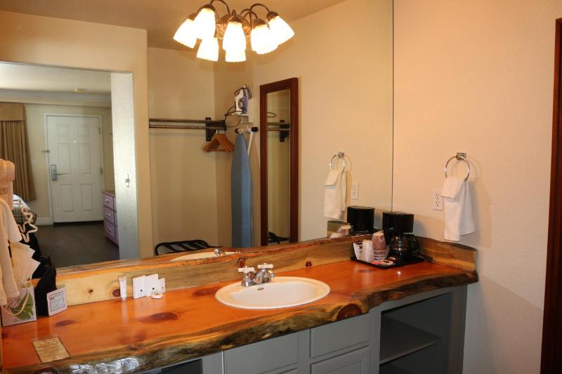 King Room with Mountain View, Second Floor (No Pets) image 2