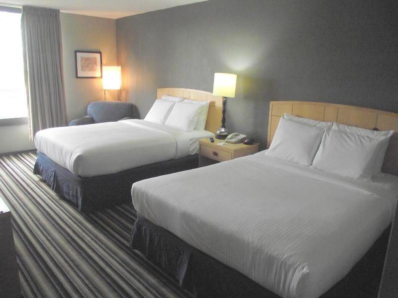 Deluxe Queen Room with Two Queen Beds - Non-Smoking image 2