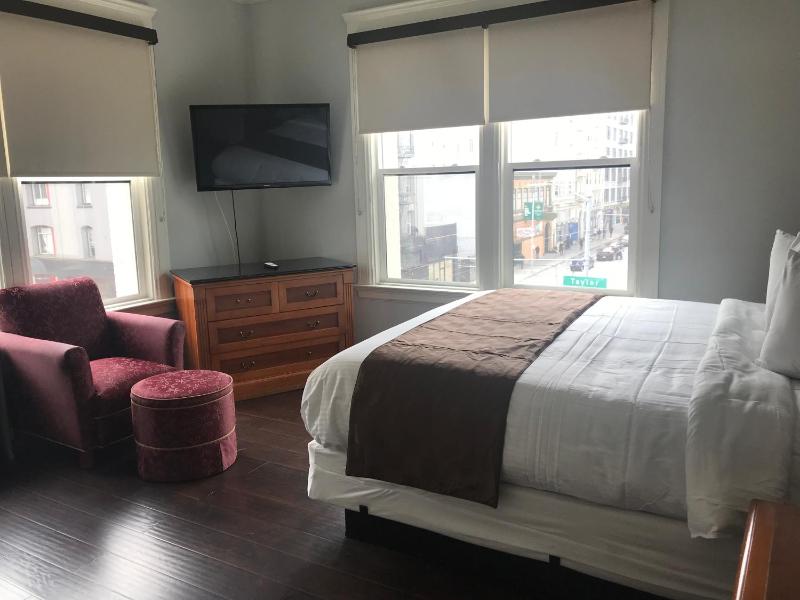 Deluxe Queen Room image 3