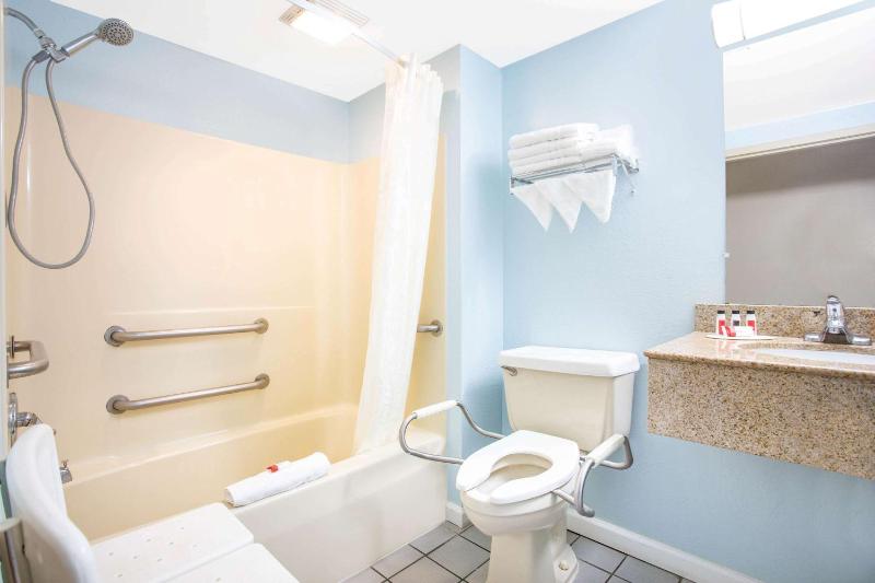 Queen Room with Two Queen Beds - Mobility Access/Non-Smoking image 1