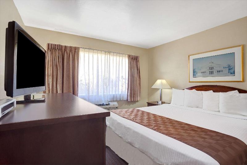 King Room- Non-Smoking image 3
