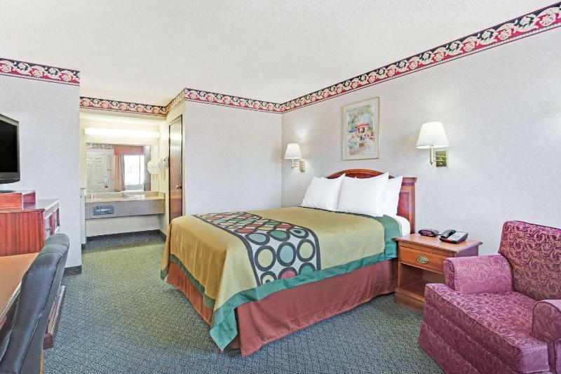 Super 8 by Wyndham Tucson Downtown Convention Center - image 6