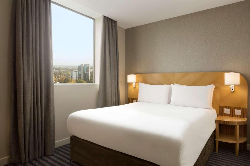 Ramada Hotel and Suites by Wyndham Coventry - image 20