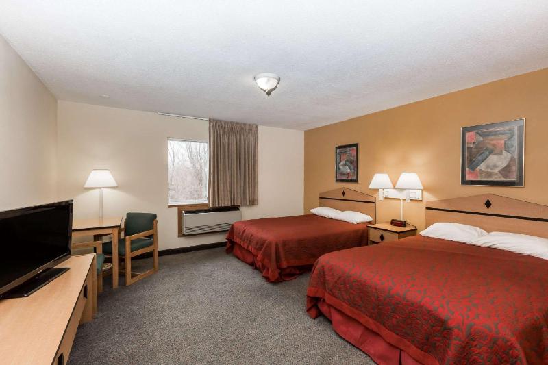 Queen Room with Two Queen Beds - Non-Smoking image 2